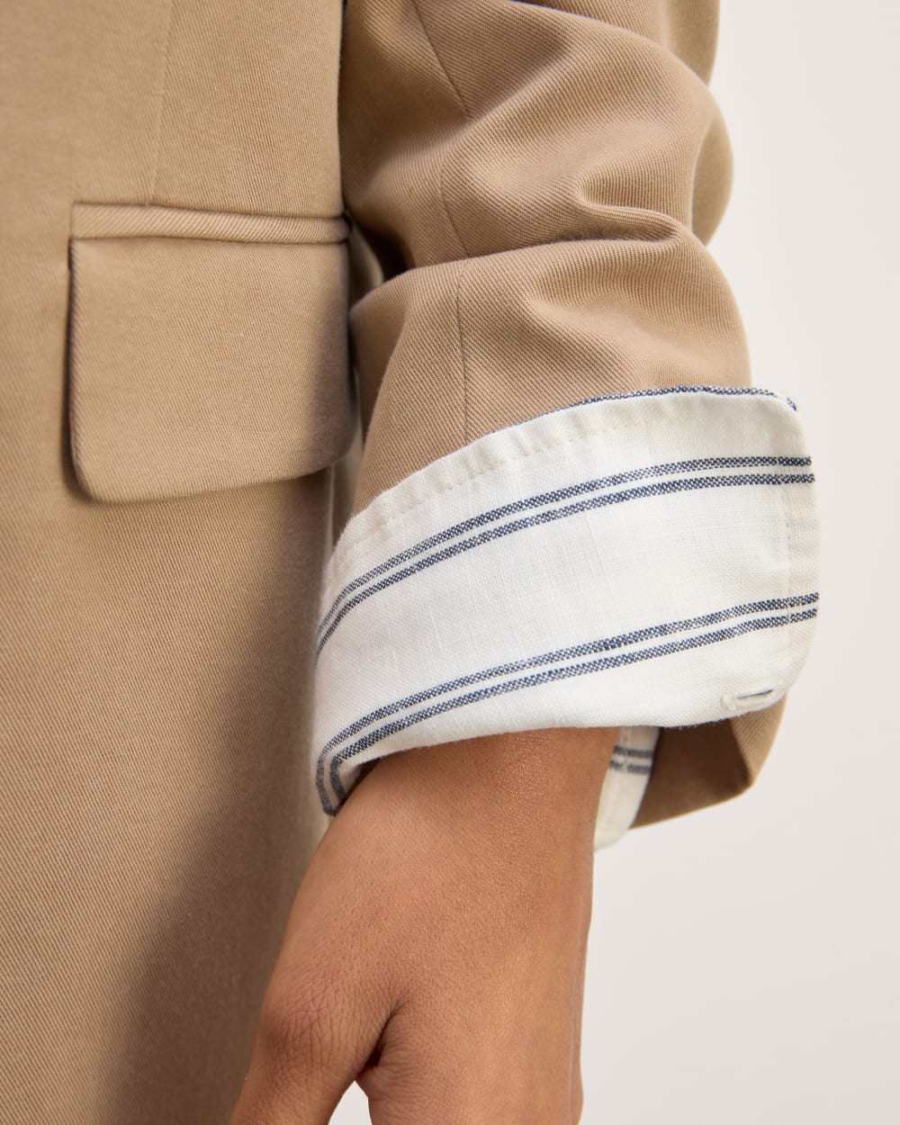 The Henley Shirt in Linen | Bone/Navy