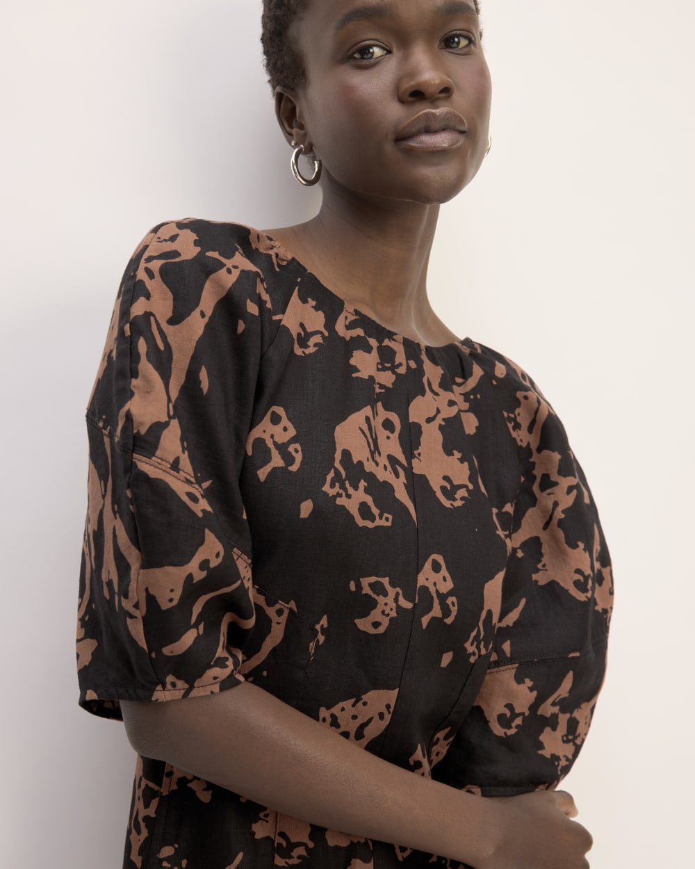 The Linen Short-Sleeve Scoop Midi Dress | Carob Brown Abstract