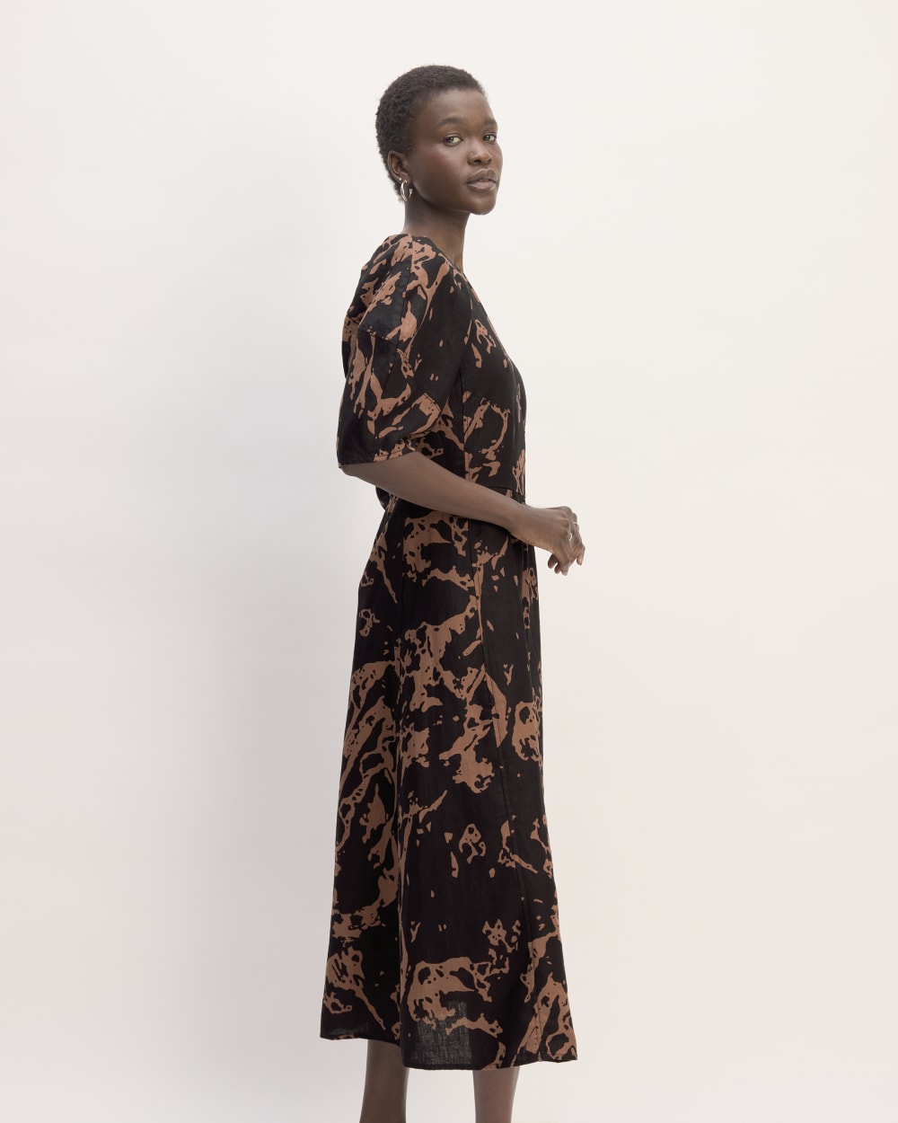 The Linen Short-Sleeve Scoop Midi Dress | Carob Brown Abstract